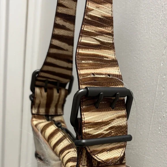 Unique Fendi Cream and Brown Oyster Suede Bag with Fur Accent - Picture 3 of 9